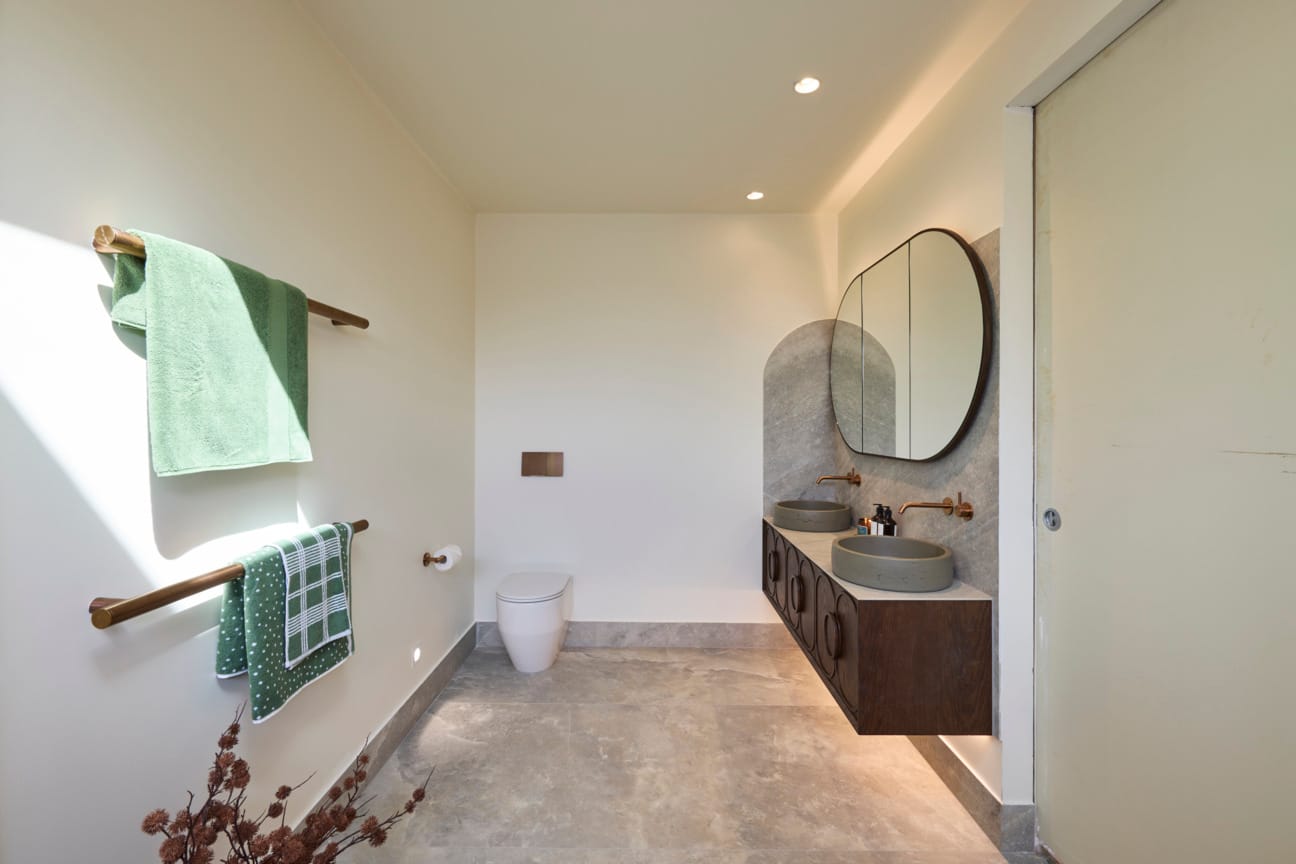 House 4 - Sonny and Alicia - Master ensuite