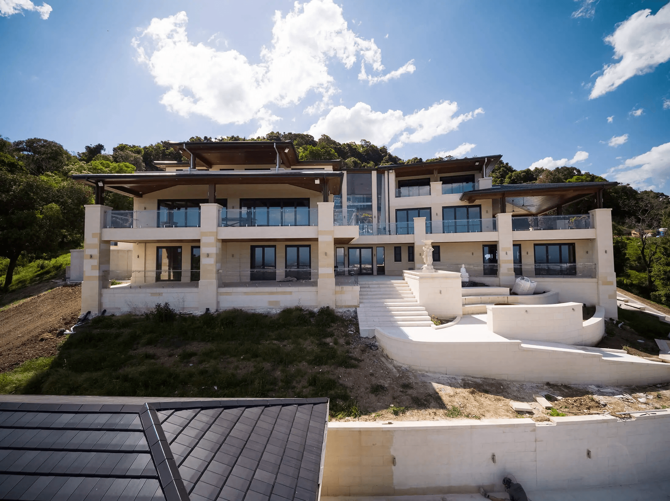 Frontage of Illawarra Mansion featuring AFS Rediwall