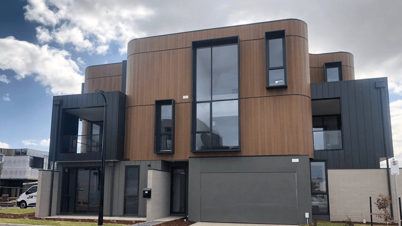 Townhouse with curved Cemintel Territory